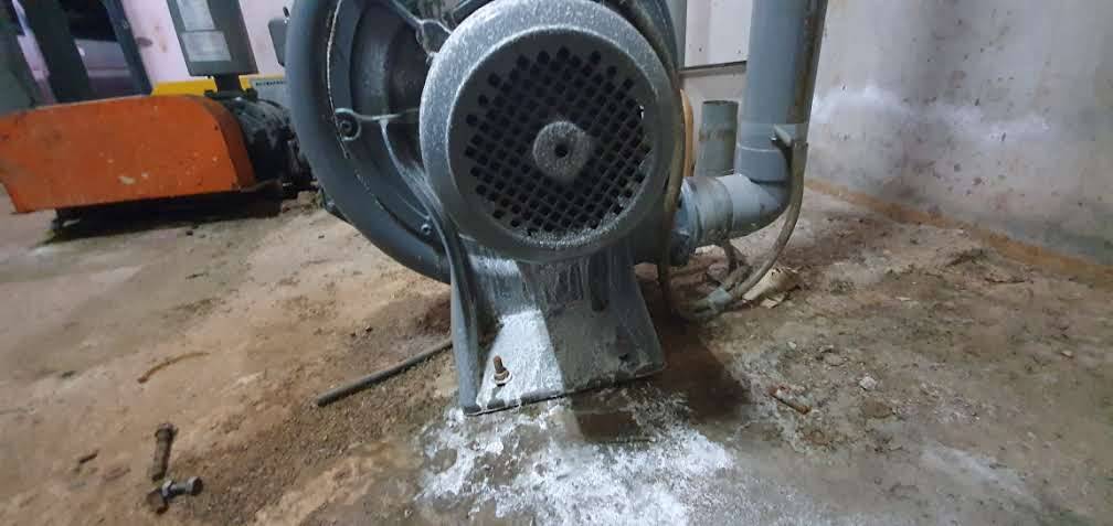 風機馬達底座低頻振動與結構傳振現場