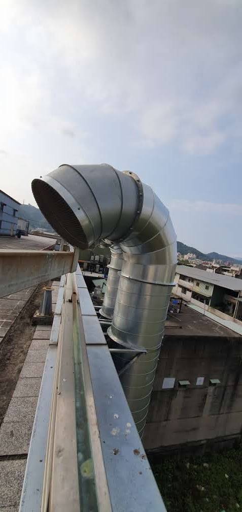 工廠屋頂大型風管出口與風機噪音改善現場